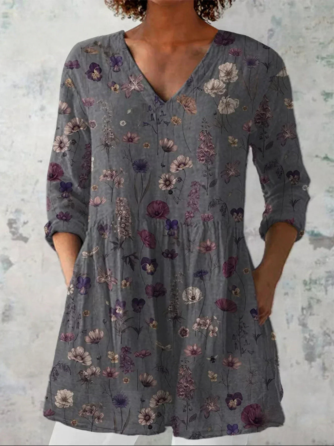 Emma | Camiseta de Arte Floral con Escote en V