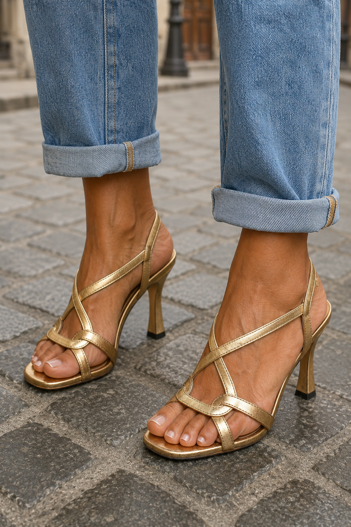 Cassie | Tacones Charm Dorados de Verano