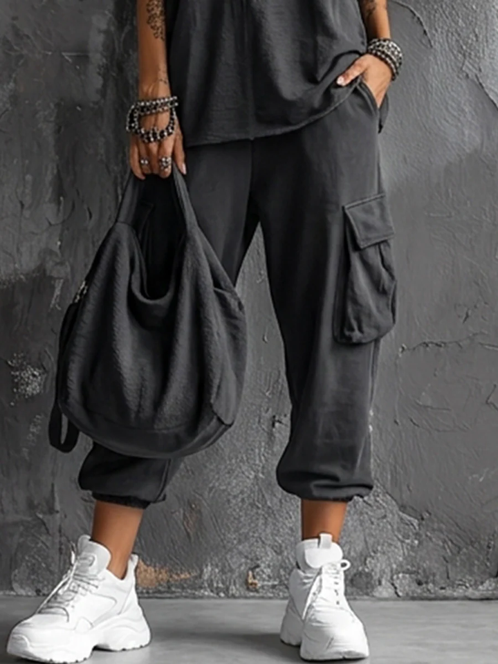 Conjunto Casual de Chaleco Gris Oscuro y Pantalones Cargo Jogger