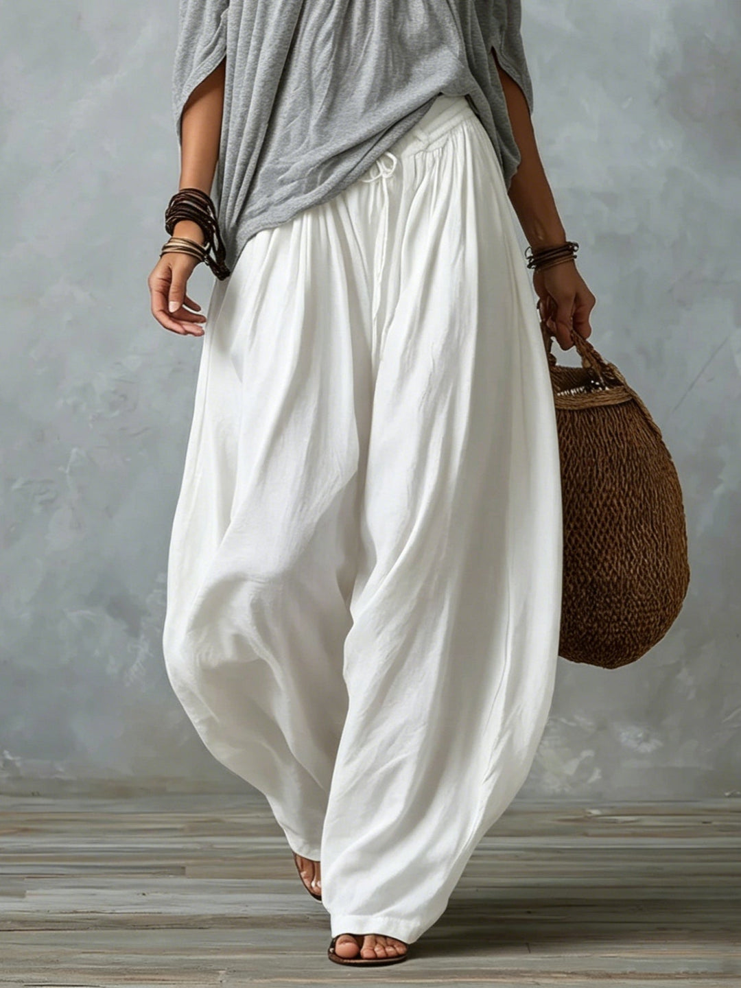 Top Gris Off-shoulder y Pantalones Lantern Holgados Blancos