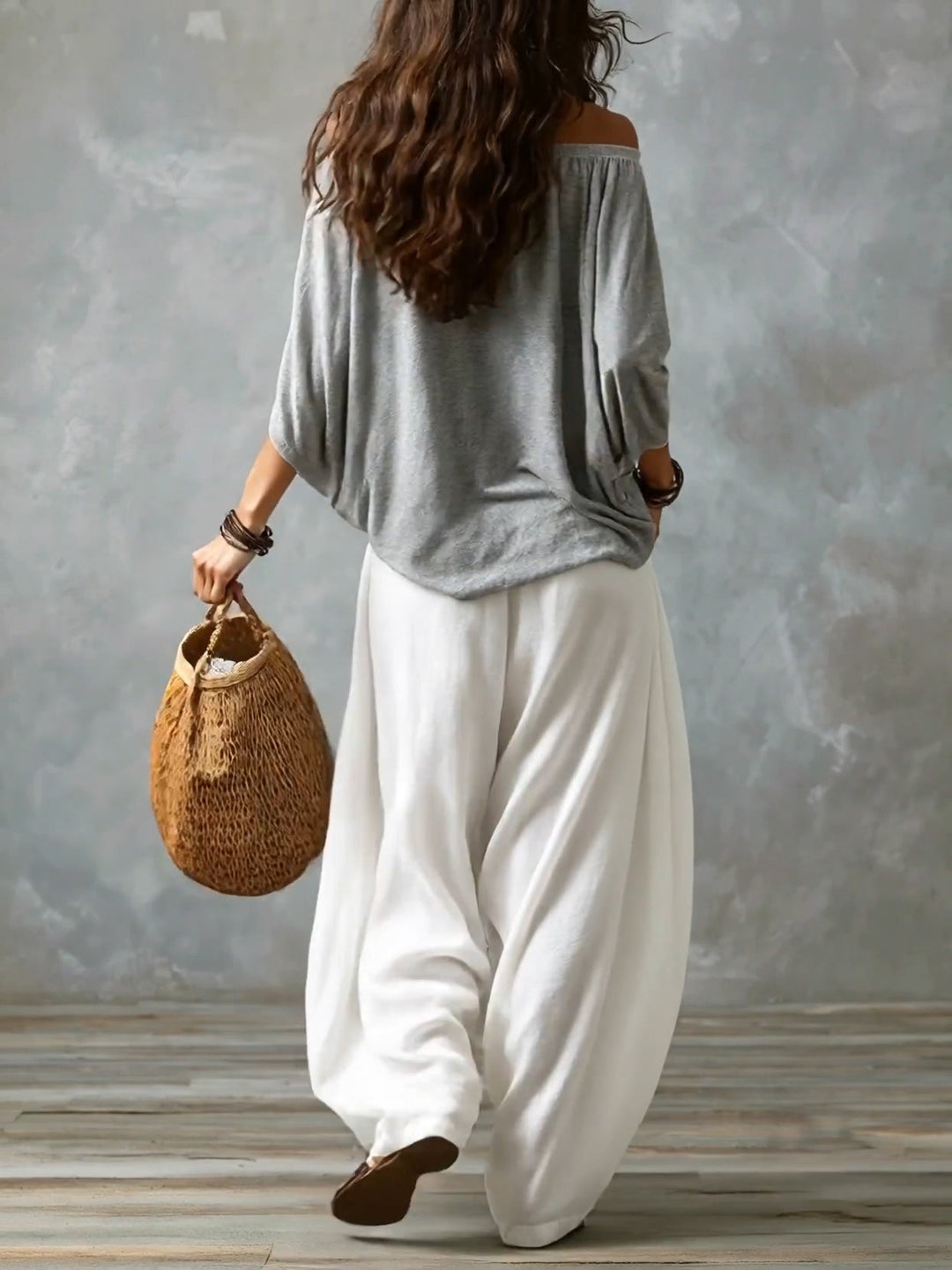Top Gris Off-shoulder y Pantalones Lantern Holgados Blancos