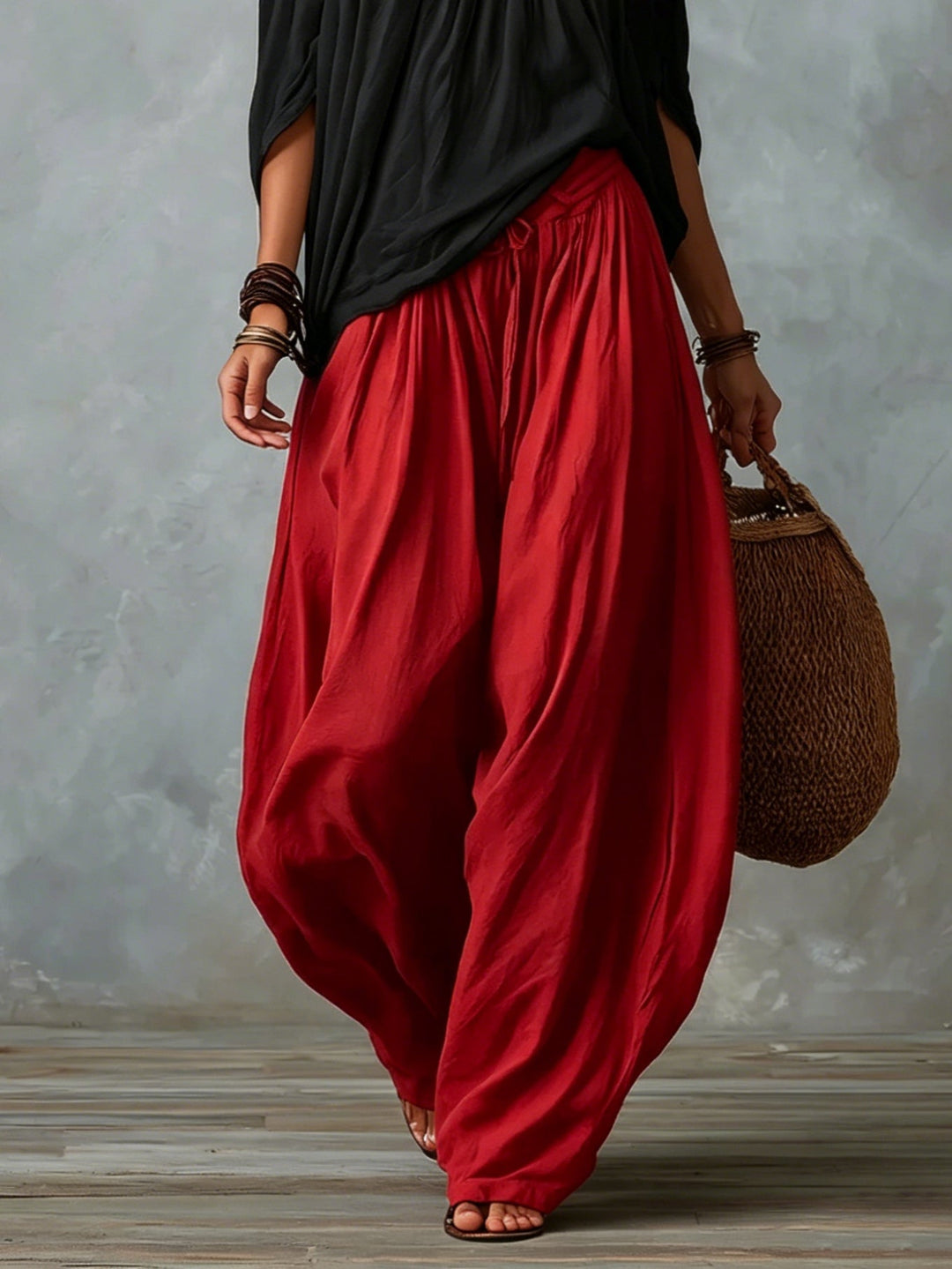 Top Negro Off-Shoulder y Pantalones Lantern Rojos de Corte Suelto